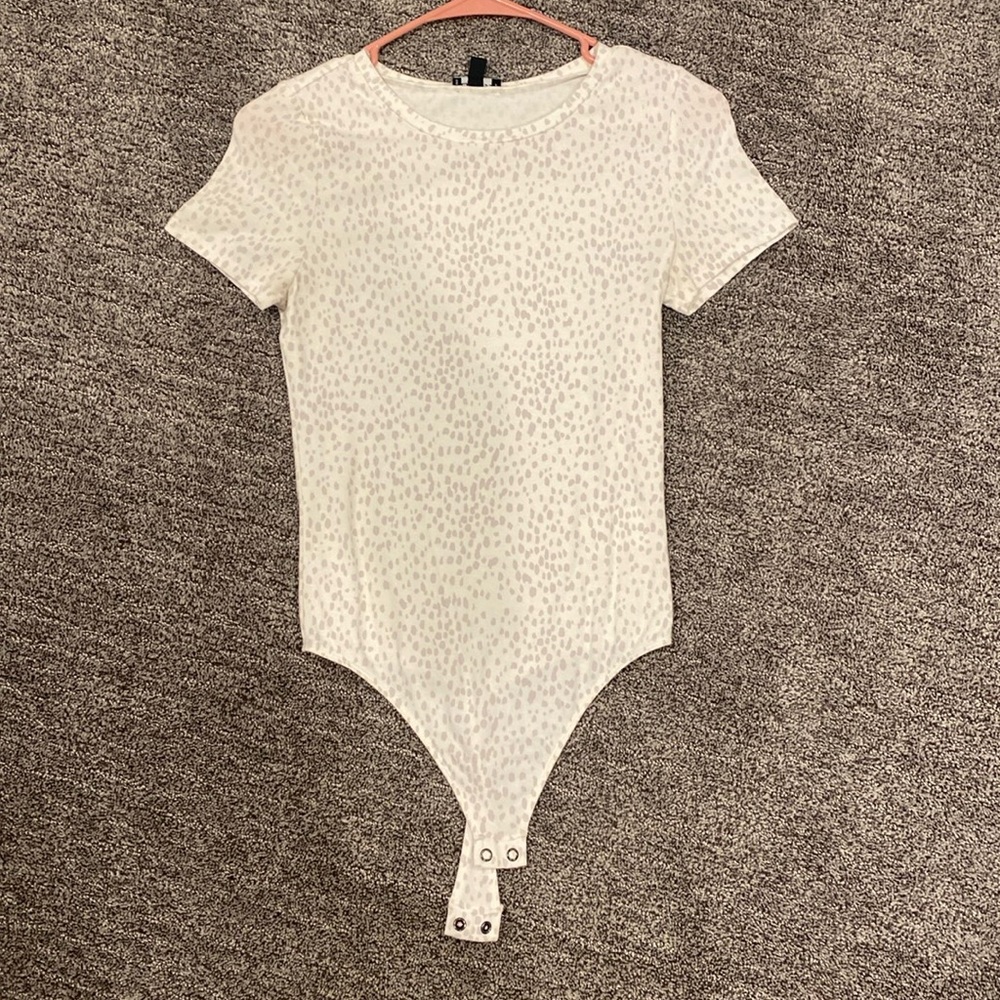 Express white anima print T-shirt, bodysuit